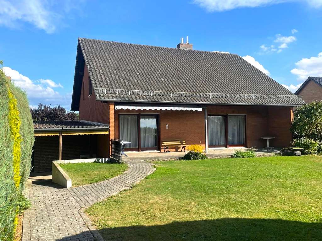 Immobilie in Rollshausen - Attraktives Einfamilienhaus mit gepflegtem, eingewachsenem Garten in ruhiger Lage in Rollshausen ! - Bild 0