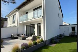 Renovierungsbedürftigte DHH mit Einliegerwohnung im DG  am ruhigen Waldrand Waldtruderings