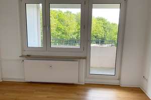 Helle 2 Zimmer & Balkon in grüner Citylage - renoviert, guter Schnitt, Wannenbad, Aufzug – Kurt-Schumacher-Straße 28, 33615 Schildesche, Bielefeld – Vorschaubild 2
