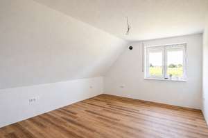 Moderne Neubau-Dachgeschosswohnung mit Balkon und ausgebautem Spitzboden – Die vollständige Adresse der Immobilie erhältst du vom Anbieter., 26624 Südbrookmerland – Vorschaubild 3