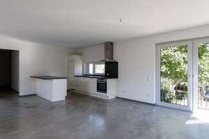 HN-Ost: Moderne 3-Zi.-Wohnung mit 2 Balkonen im 1. OG, Einbauküche u. Außenstellplatz