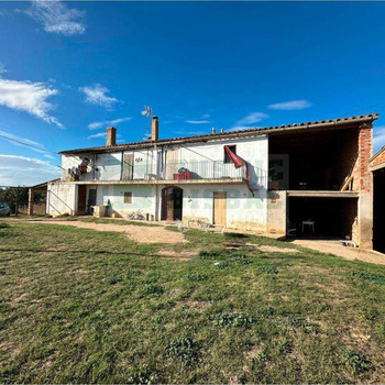 Bauernhaus mit Feldern zum Verkauf in Sant Jordi Desvalls. Erstklassige Lage in der Region Gironès.