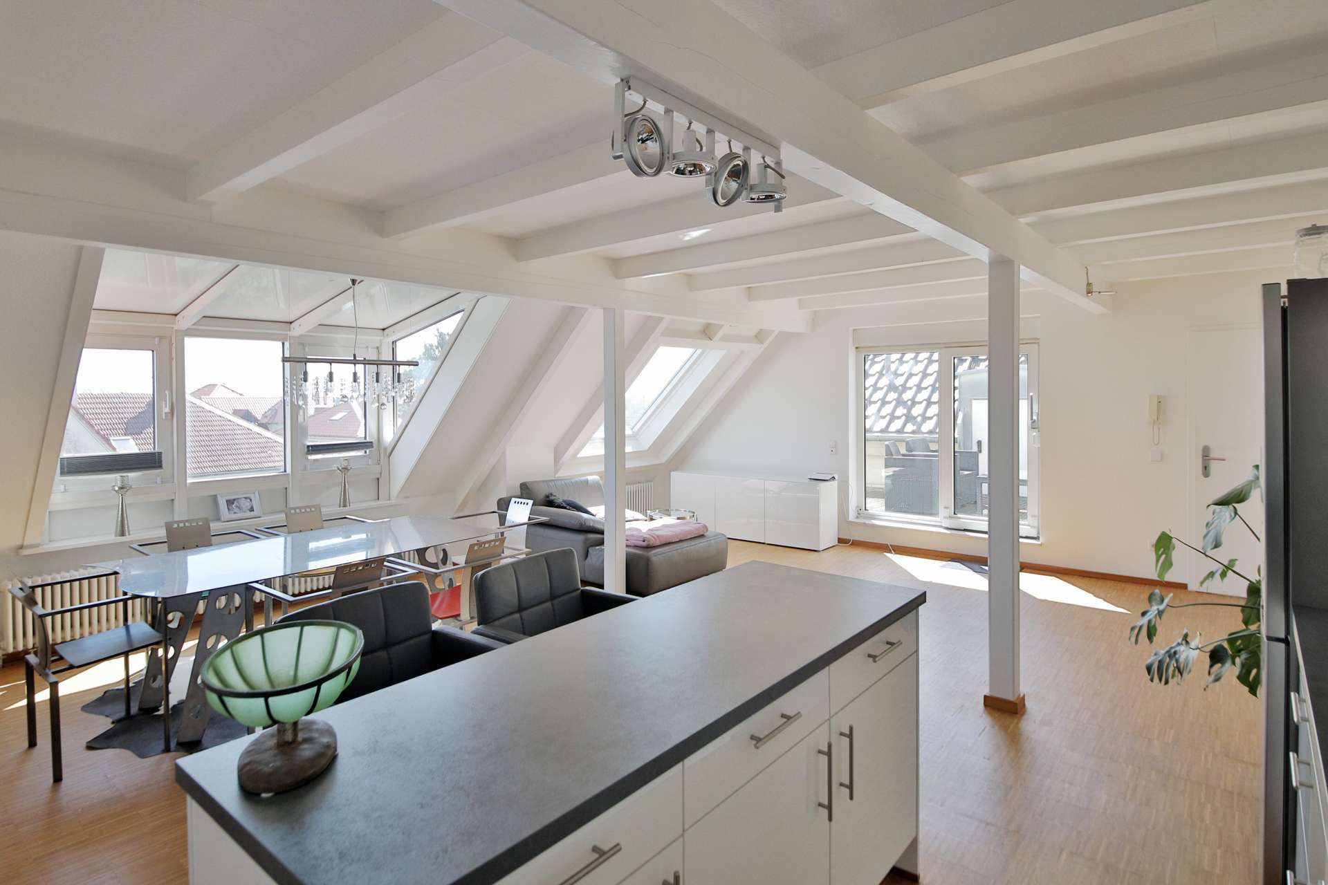 Immobilie in Maikammer - Über den Dächern Maikammers! Helle DG-Wohnung, möbliert, inkl. Stellplatz und toller Dachterrasse! - Bild 6