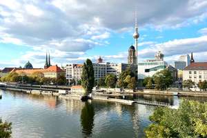 DIREKTE WASSERLAGE - 3 ZIMMER WE MIT BALKON IM MODERNISIERTEN ALTBAUKLASSIKER MIT BALKON + FAHRSTUHL – Die vollständige Adresse der Immobilie erhältst du vom Anbieter., 10179 Mitte (Ortsteil), Berlin – Vorschaubild 1