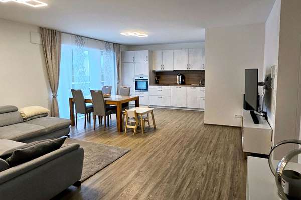 Gemütliche 4-Zimmer-Wohnung im Erdgeschoss - mit Balkon und Garten in Sulzbach-Rosenberg