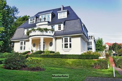 Großzügige Villa mit Schwimmbad und Tiefgarage - alles unter einem Dach