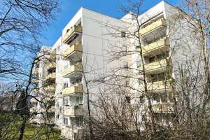 Freie 3-Zi.-Wohnung, Balkon + herrlicher Aussicht, 5. OG, Personenaufzug, TG-Stellplatz