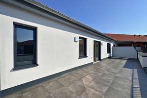 Exklusive Neubau-Dachgeschosswohnung mit großzügiger Dachterrasse und stilvollem Wohnambiente.