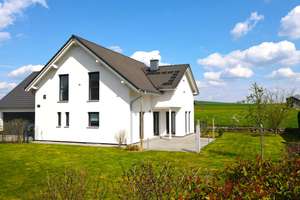 MODERN, FEIN, SCHÖN! EFH MIT DOPPELGARAGE & SONNIGEM GARTEN AM ORTSRAND! EIN ZUHAUSE!