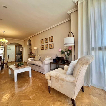 HAUPTMERKMAL
Wohnung mit 3 Schlafzimmern, Garage, Abstellraum, Pool und 24-Stunden-Concierge, 5 Minu