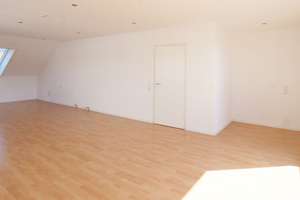 Großzügige Dachgeschosswohnung mit sonniger Loggia! – Die vollständige Adresse der Immobilie erhältst du vom Anbieter., 55129 Hechtsheim, Mainz – Vorschaubild 2