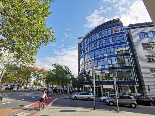 Lichtdurchflutete Bürofläche in zentraler Lage