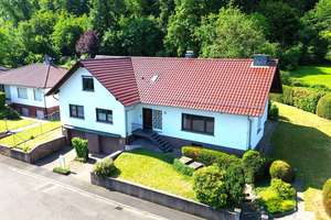 Großzügiges Wohnhaus mit Ausbaupotenzial in traumhafter Waldrandlage