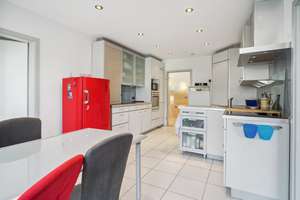 Architektonisches Wohnerlebnis mit Einliegerwohnung – Zentral & ruhig in Neumünster-Faldera – Die vollständige Adresse der Immobilie erhältst du vom Anbieter., 24537 Faldera, Neumünster – Vorschaubild 7