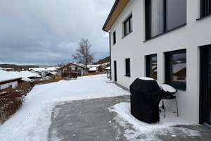 Neubau, 4-Zimmer Wohnung in Zweifamilienhaus mit 2 Badezimmern und eigenem Garten