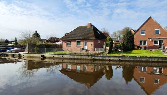 Bild von Ruhig und direkt am Wasser: renovierter 4-Zimmer-Bungalow in Loppersum, Hinte. Provisionsfrei!