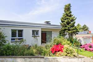 Freistehender Bungalow mit Garten, Garage und Gestaltungspotenzial