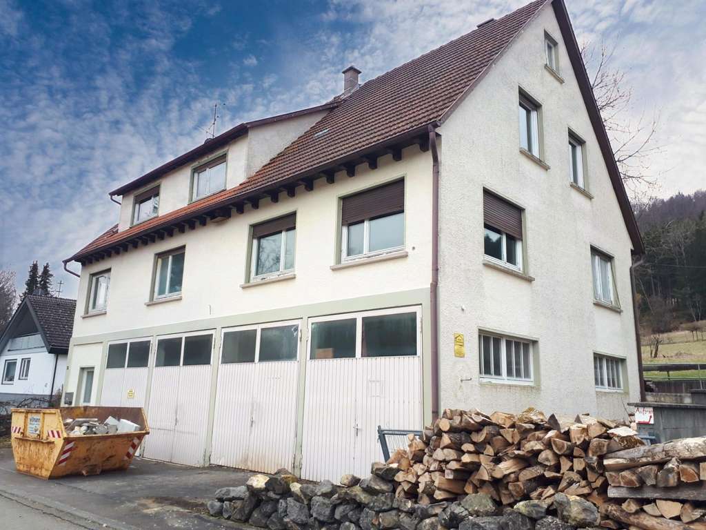 Immobilie in Albstadt - "Großzügiges Wohnhaus mit Gartenidylle und 4 hohen Garagen in ruhiger Lage von Albstadt-Pfeffingen"
 - Bild 2