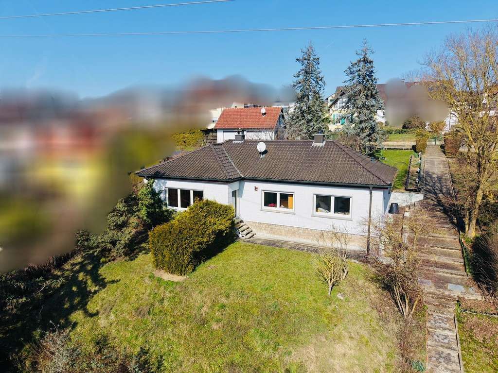 Immobilie in Gädheim - Ihr Platz an der Sonne... von viel Grün umgebenes Haus auf einem ca. 2.500m² großen Grund und ein - Bild 0