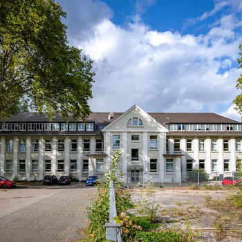 Schulungsunternehmen aufgepasst! | Genehmigte Schulungsflächen in zentraler Lage | viele Stellplätze
