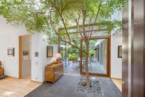 Architektenbungalow mit ikonischer Architektur und einzigartigem Naturschutzblick – Die vollständige Adresse der Immobilie erhältst du vom Anbieter., 22359 Volksdorf, Hamburg – Vorschaubild 3