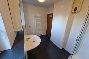 Zentrum nahe Neuwertige (frisch Renovierte) EG-Wohnung mit zwei Zimmer, Bad, Küche (mit EBK), Balkon – Hambergstraße 15, 57074 Siegen, Siegen – Vorschaubild 4