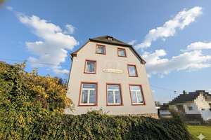 Alte Dorfschule: Außen Geschichte, innen Zukunft. – Die vollständige Adresse der Immobilie erhältst du vom Anbieter., 54497 Morbach – Vorschaubild 1