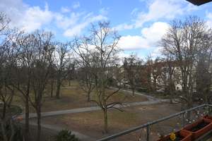 Hochwertig renovierte 2-Zimmer-Wohnung mit Blick auf den Költzepark