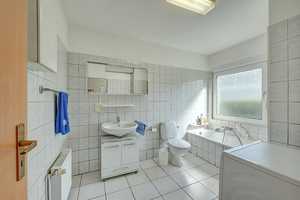 Gepflegter Bungalow mit herrlichem Grundstück und Garage in der Nähe des Ostparks – Düsseldorf – Vorschaubild 9