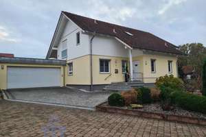 Neuwertiges Komforthaus in schöner Stadtrandlage von Homburg – Die vollständige Adresse der Immobilie erhältst du vom Anbieter., 66424 Homburg – Vorschaubild 1