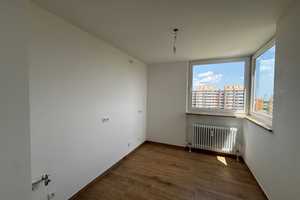 Modernisierte 3-Zimmer-Wohnung mit Balkon in zentraler Lage von München Neuperlach – Gerhart-Hauptmann-Ring 68, 81737 München – Vorschaubild 1