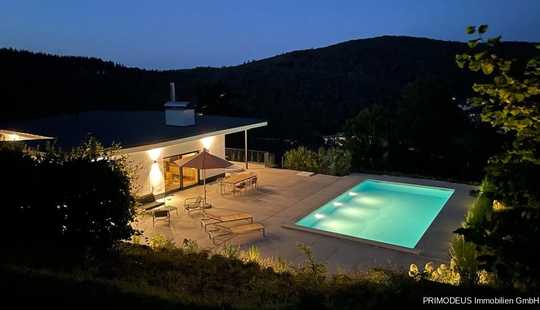Bild von Panorama und Privatsphäre: Stilvolles Einfamilienhaus mit spektakulärem Pool