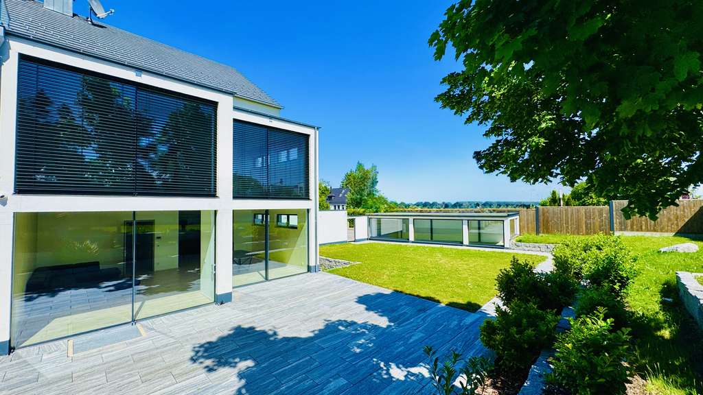 Geräumige, neuwertige 8-Zimmer-Doppelhaushälfte mit luxuriöser Innenausstattung in Starnberg