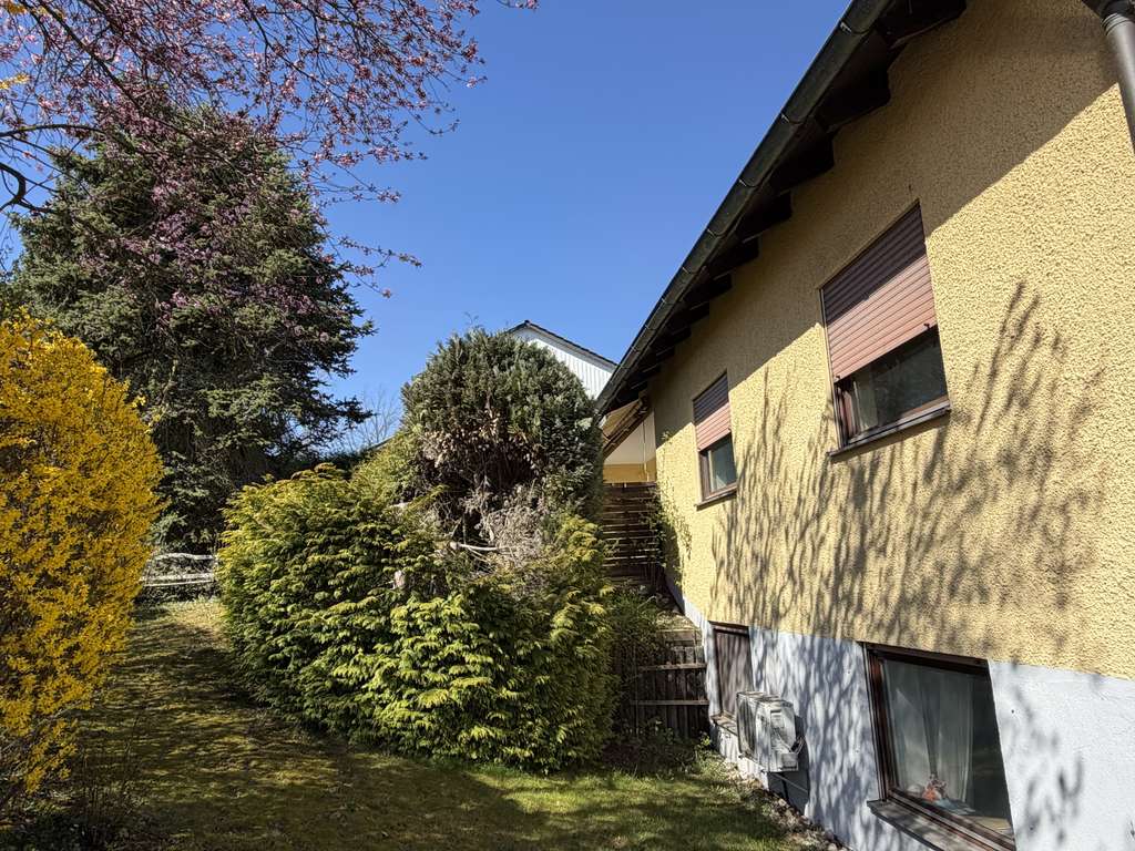 Immobilie in Lappersdorf - Raum für Ideen: freistehendes Haus mit Einliegerwohnung & großem Grundstück - Bild 3