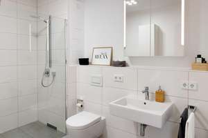 Wohnen am Wasser: Stilvolle 2-Zimmer-Wohnung mit Balkon, Wasserblick und Tiefgarage – Am Zollhafen 9-11, 55118 Neustadt, Mainz – Vorschaubild 11