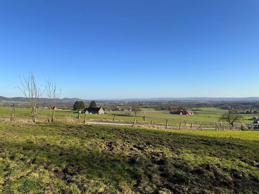 Immobilie in Hüllhorst - Großes Baugrundstück mit Fernsicht und genehmigten Neubauplänen im Außenbereich... - Bild 1