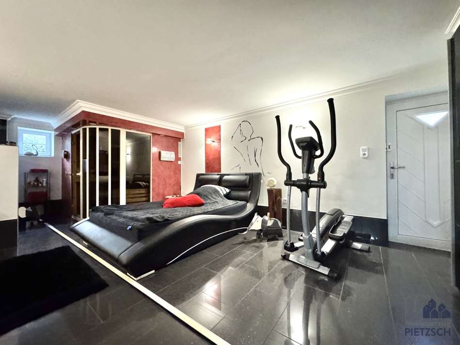 Fitnessraum mit Sauna UG