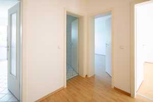 *PRAKTISCHer Grundriss_Tageslichtbad_Balkon_AR_familiäres Flair_VIEL GRÜN_HANSEVIERTEL – Geschwister-Scholl-Straße 17, 99085 Erfurt – Vorschaubild 8