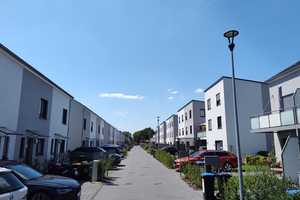 Modernes Reihenhaus auf drei Etagen mit Terrasse und Garten in Kaulsdorf