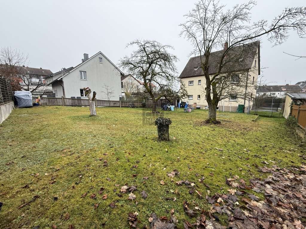 Immobilie in Weiden in der Oberpfalz - 3-Familienhaus mit großem Grundstück in zentrumsnaher Lage - Weiden - Bild 0
