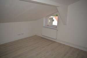 Top Dachgeschoss, Zweitezug n. Sanierung,moderne und schöne Ausstattung,Laminat,Isolierglasfenster – Unter den Linden 6, 16798 Fürstenberg/Havel – Vorschaubild 2