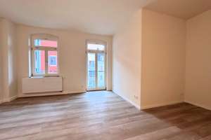 ERSTBEZUG! Frisch sanierte 3-Zimmer mit Terrasse & kleinem Gartenanteil