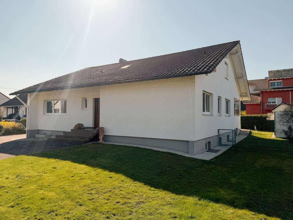 Immobilie in Schutterwald - Seltene Gelegenheit: Großes Haus auf 923 m² – ruhig gelegen, gepflegt & mit Zukunftspotenzial - Bild 2