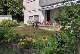 Blick vom Garten zur Terrasse