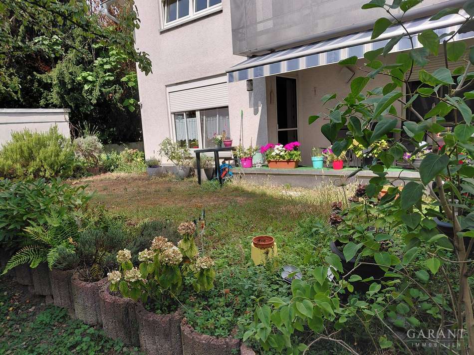 Blick vom Garten zur Terrasse