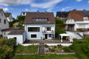Traumhafter Weitblick inklusive: Ihr neues Zuhause in begehrter Lage von Lahnau – Die vollständige Adresse der Immobilie erhältst du vom Anbieter., 35633 Lahnau – Vorschaubild 1