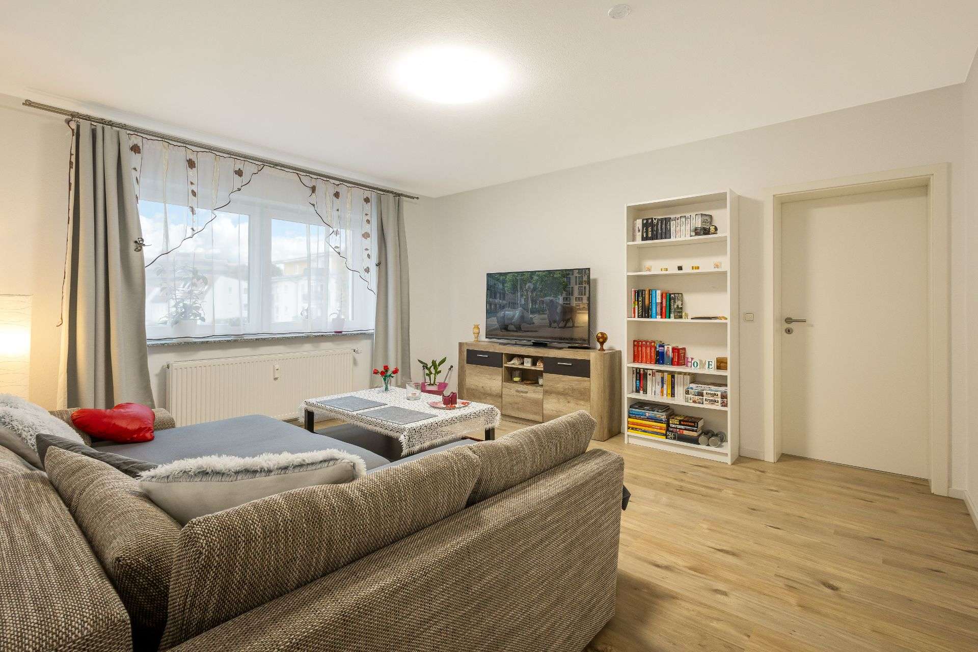 Immobilie in Schwalbach - Wohnen und Investieren: Saniertes Mehrfamilienhaus in attraktiver Feldrandlage in Schwalbach/Ts. - Bild 16