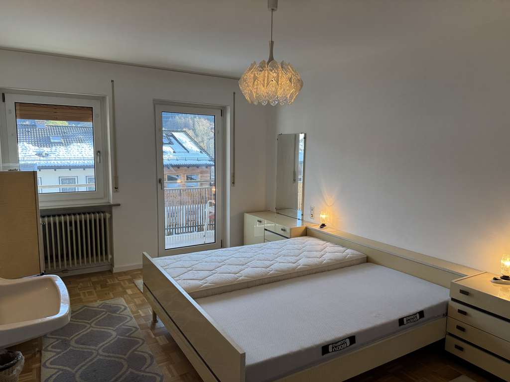 Immobilie in Oberammergau - Was für ein Angebot!Klassisches Reihenmittelhaus mit erstaunlich viel Platz  und Möglichkeiten - Bild 3