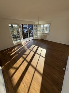 *** Tolle  Große Wohnung mit 2 Schlafzimmer,EBK Neu Renoviert und Großen und Sonnige Balkon