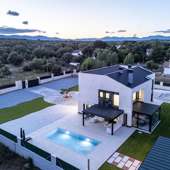 SPEKTAKULÄRES NEUBAU-DESIGNVILLA IN COLMENAREJO MIT BEHEIZTEM POOL UND BERGBLICK